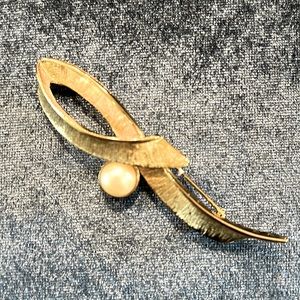 Vintage Coro Gold Tone and Faux Pearl Gold Ribbon Brooch. Brushed Gold Finish.